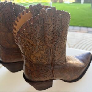 Shyanne Tan Leather Cowboy Boots only worn once!